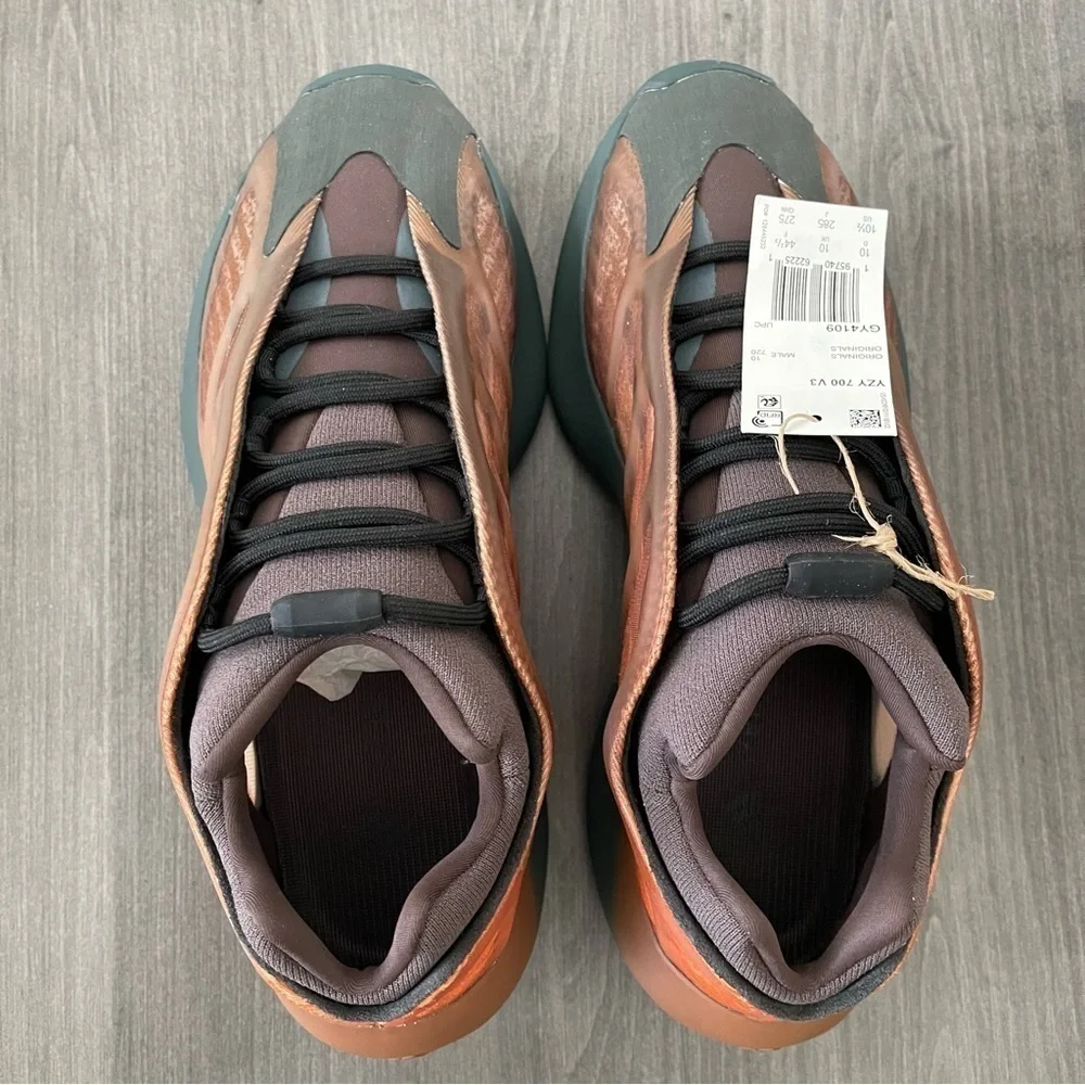 adidas Yeezy 700 V3 GY4109 Copper Fade size 10.5 NWT